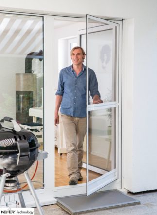 Insektenschutz Pendeltür und Lichtschachtabdeckung