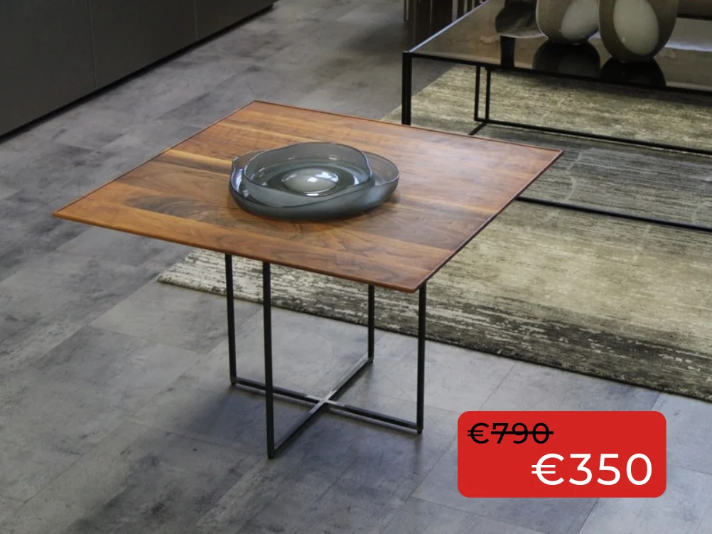 Couchtisch mit Nussbaumplatte Couchtisch mit Nussbaumplatte